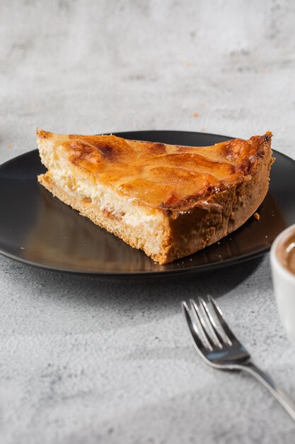 Crostata di torte di mele al forno fatta in casa con mele tagliate in una forma circolare decorativa sulla crosta burrosa squamosa su fondo di marmo. Stile rustico. Copia spazio. Verticale. menu per caffè