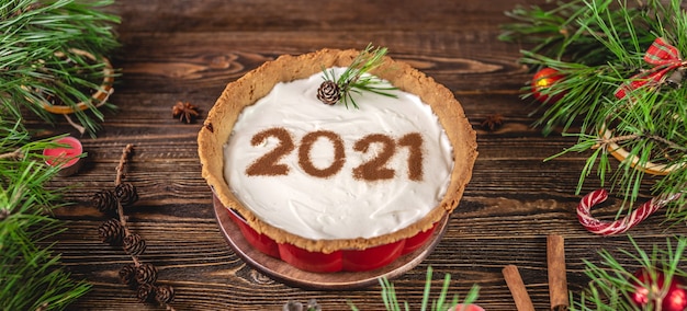 Crostata fatta in casa con il numero 2021 su crema bianca