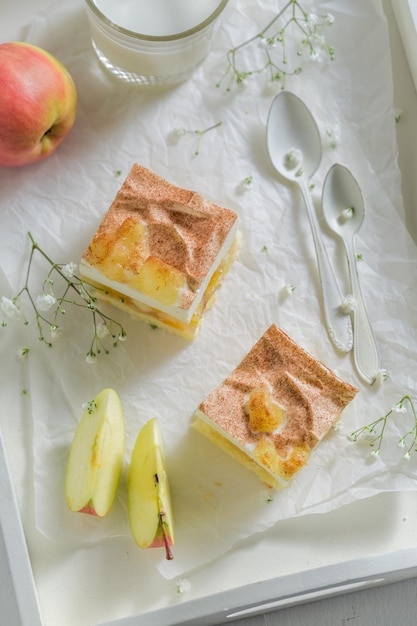 Crostata fatta in casa con mele a base di frutta fresca e panna