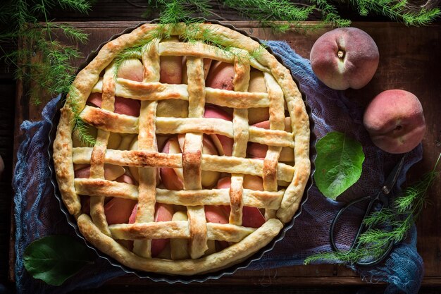 Crostata fatta in casa e deliziosa con le pesche a base di ingredienti freschi