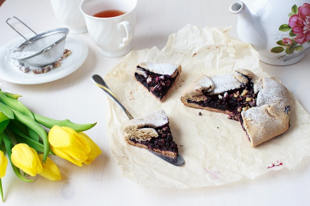 Crostata francese ai mirtilli con noci di farina integrale. Pasticceria vegana sana