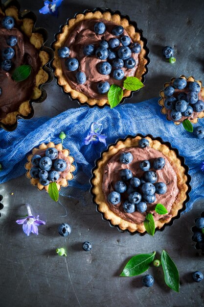 Crostate fatte in casa e rustiche con crema di cioccolato ai mirtilli e frutti di bosco