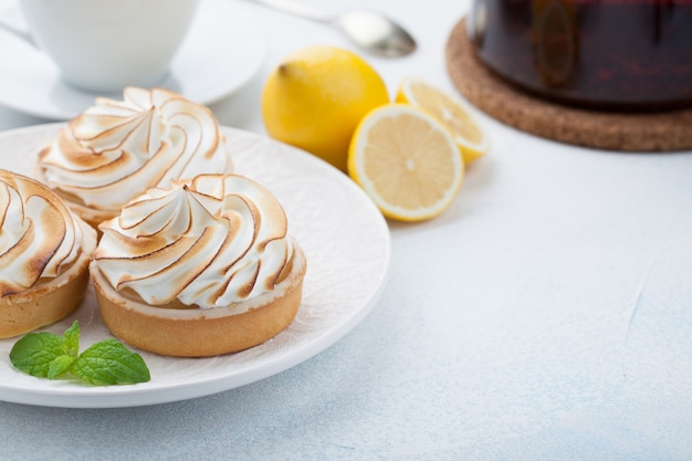 Crostatine al limone con meringa.