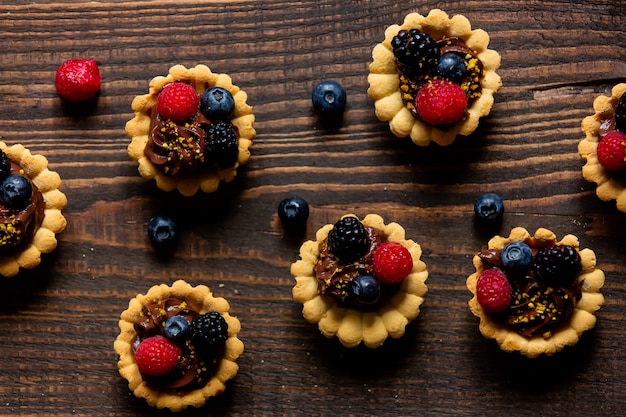 Crostatine con frutti di bosco e crema al cioccolato su un tavolo