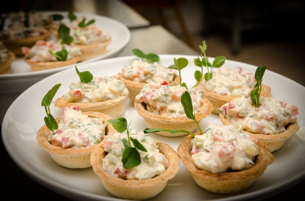 Crostatine con insalata di crema di formaggio. Vista da vicino. Tavolo da buffet per catering