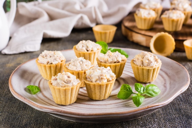 Crostatine con insalata di pesce in scatola uova e maionese su un piatto Spuntini fatti in casa