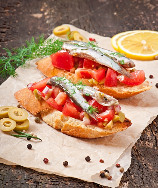 Crostini con acciughe, olive e pomodori secchi