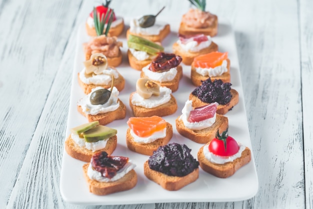 Crostini con diversi condimenti