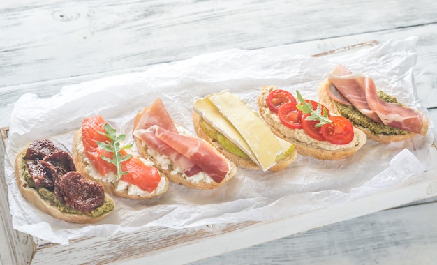 Crostini con diversi condimenti