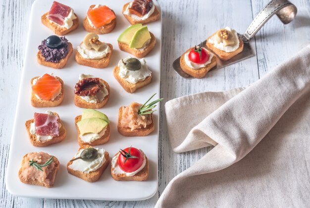 Crostini con diversi condimenti