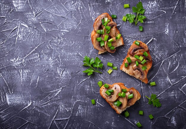 Crostini con funghi e cipolla verde.