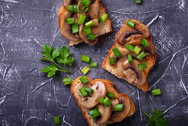 Crostini con funghi e cipolla verde.