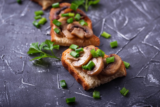 Crostini con funghi e cipolla verde.