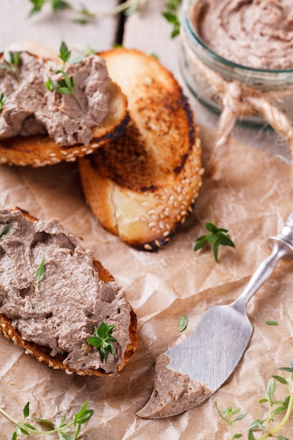 Crostini con patè di fegato