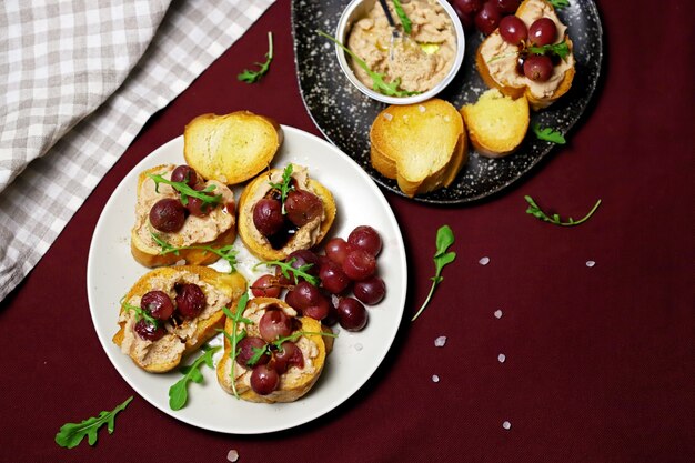 Crostini con patè e uva.