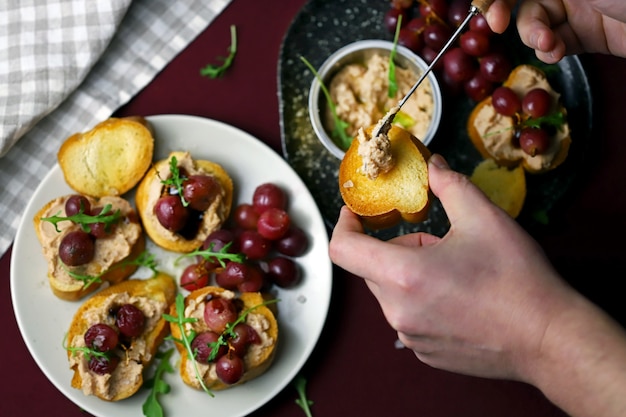 Crostini con patè e uva.