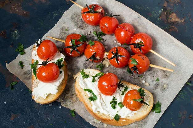 Crostini con ricotta e pomodorini grigliati