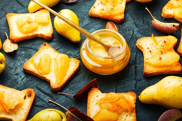 Crostini croccanti o tè tostato con marmellata di pere.