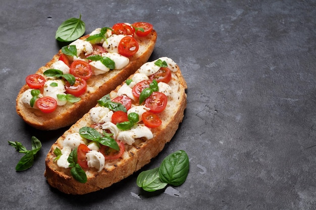 Crostini di bruschetta caprese