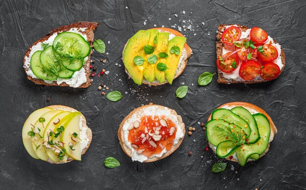 Crostini di frutta e verdura su fondo nero Bruschetta con ricotta feta