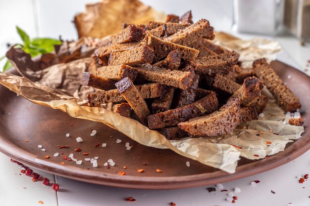 Crostini di pane di segale su un piatto marrone