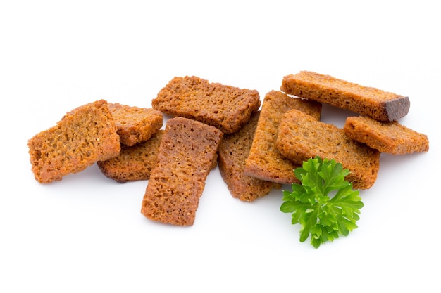 Crostini di pane isolati su uno sfondo bianco.