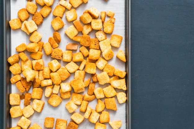 Crostini di pane tostato francese freschi sulla teglia.