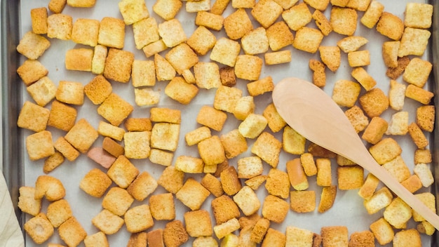 Crostini di pane tostato francese freschi sulla teglia.