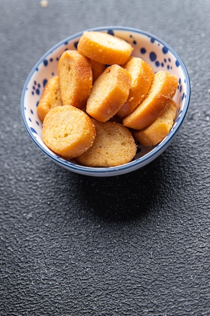 crostini per insalata pane aromatizzato fresco pasto sano spuntino sul tavolo copia spazio cibo