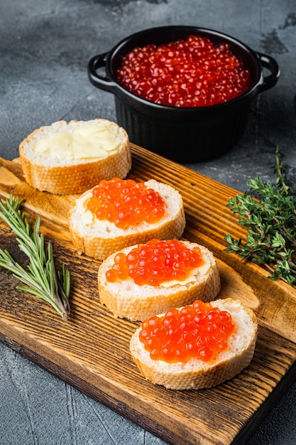 Crostino con caviale di salmone rosso, per Capodanno, sul tavolo grigio