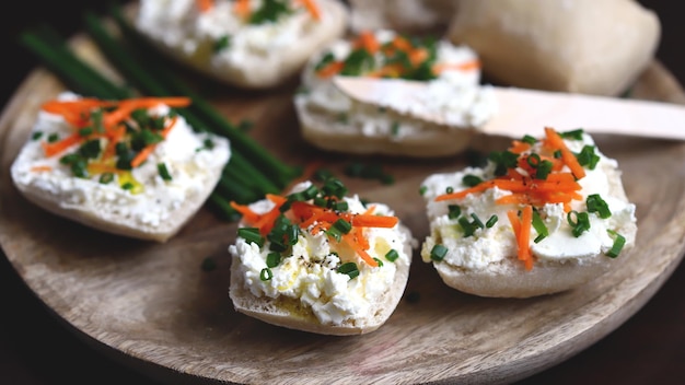 Crostino con crema di formaggio e cipolle verdi Panino sano