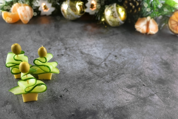 Crostino dell'albero di Natale con una fetta di formaggio cetriolo e olive