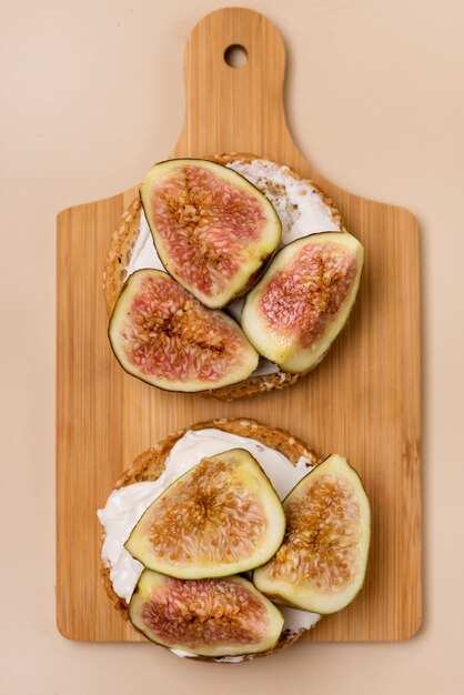 Crostino o Crostini con Baguette Tostate Crema di Formaggio e Fichi su Tavola di Legno Delizioso Antipasto