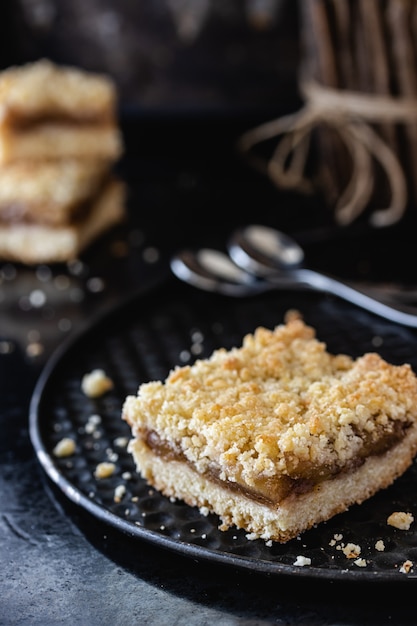 Crumble alla mela. Avvicinamento. Copia spazio.