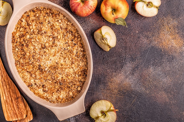 Crumble croccante di mele e ciliegie in un vassoio