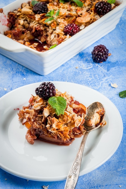 Crumble di farina d'avena con anacardi, more e foglie di menta