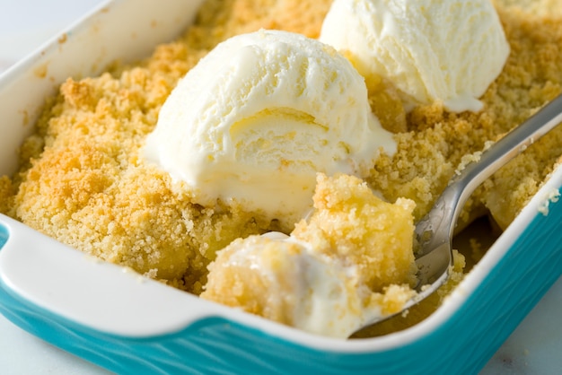 Crumble di mele e pere con gelato. avvicinamento