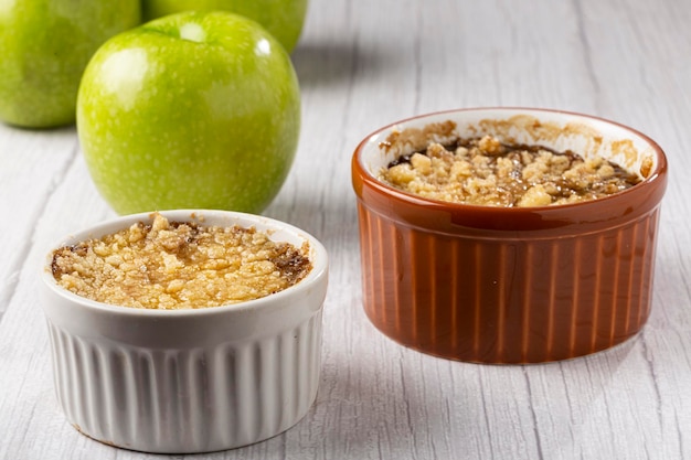 Crumble di mele in stampino sul tavolo