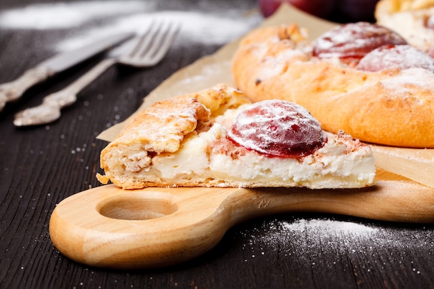 Crumble di prugne inglesi con zucchero a velo