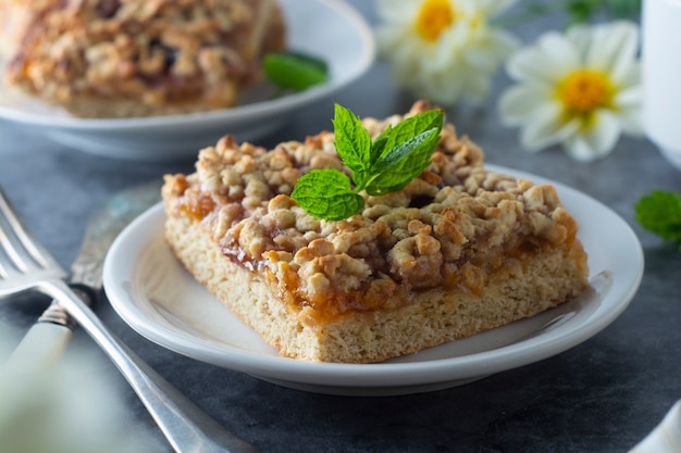 Crumble torta di frutta, fetta. Torta fatta in casa con marmellata di frutta. Delizioso deserto.