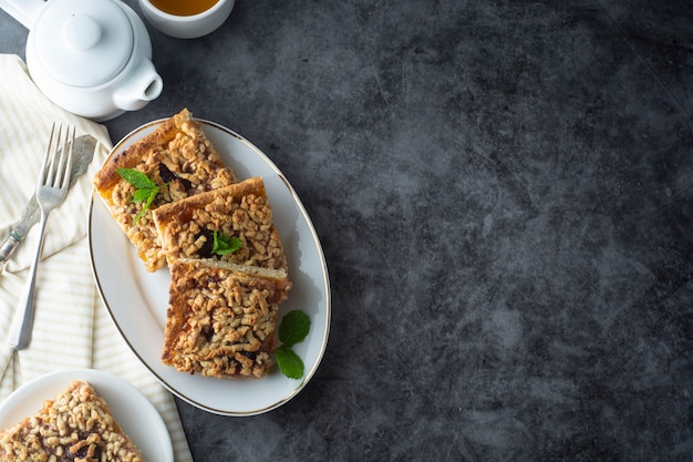 Crumble torta di frutta, fetta. Torta fatta in casa con marmellata di frutta. Delizioso deserto.