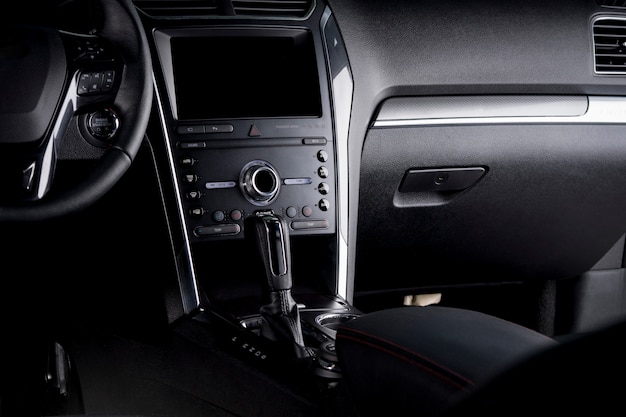 Cruscotto digitale per auto: volante, cambio automatico e touch screen all'interno della cabina di guida