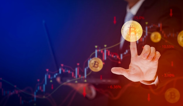 Crypto valuta bitcoin ad alta perdita con il concetto di freccia rossa verso il basso, uomo d'affari toccare bitcoin con le frecce rivolte verso il basso quando il prezzo di Bitcoin BTC scende, i prezzi della criptovaluta diminuiscono, valore di mercato della criptovaluta in basso