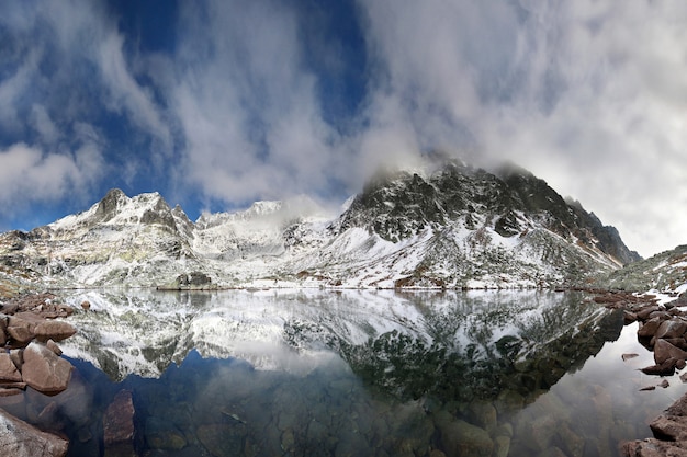 Crystal Lake nelle montagne rocciose