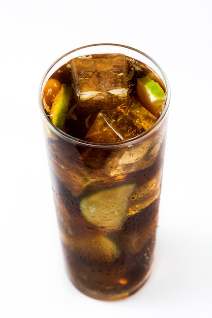 Cuba libre Cocktail con rum, calce e ghiaccio isolati su bianco.