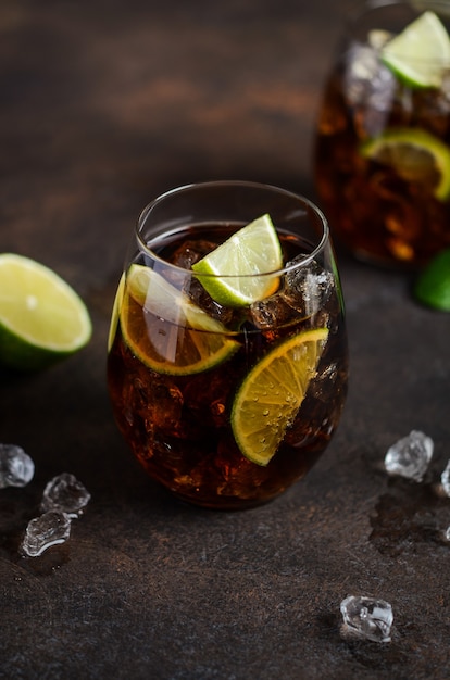 Cuba Libre con rum marrone, cola e lime. Cuba Libre o cocktail long island.