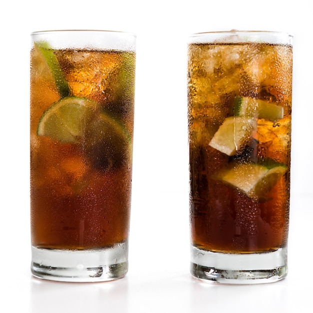 Cuba Libre Longdrink isolato su bianco