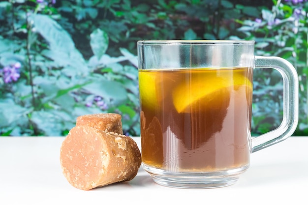 Cubetti di agua de panela o caramelle di canna da zucchero e limone su uno sfondo naturale con spazio per la copia cibo tipico della Colombia