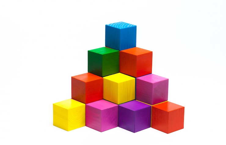 Foto cubetti di bambini colorati su bianco