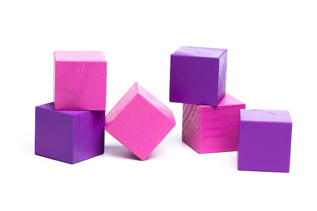 Cubetti di bambini colorati su bianco